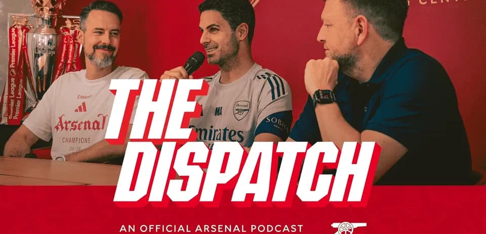 Трое мужчин на подкасте Arsenal в студии