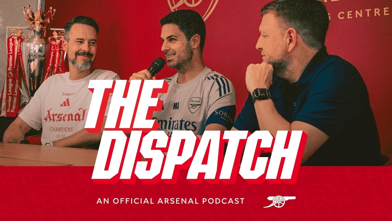 Трое мужчин на подкасте Arsenal в студии