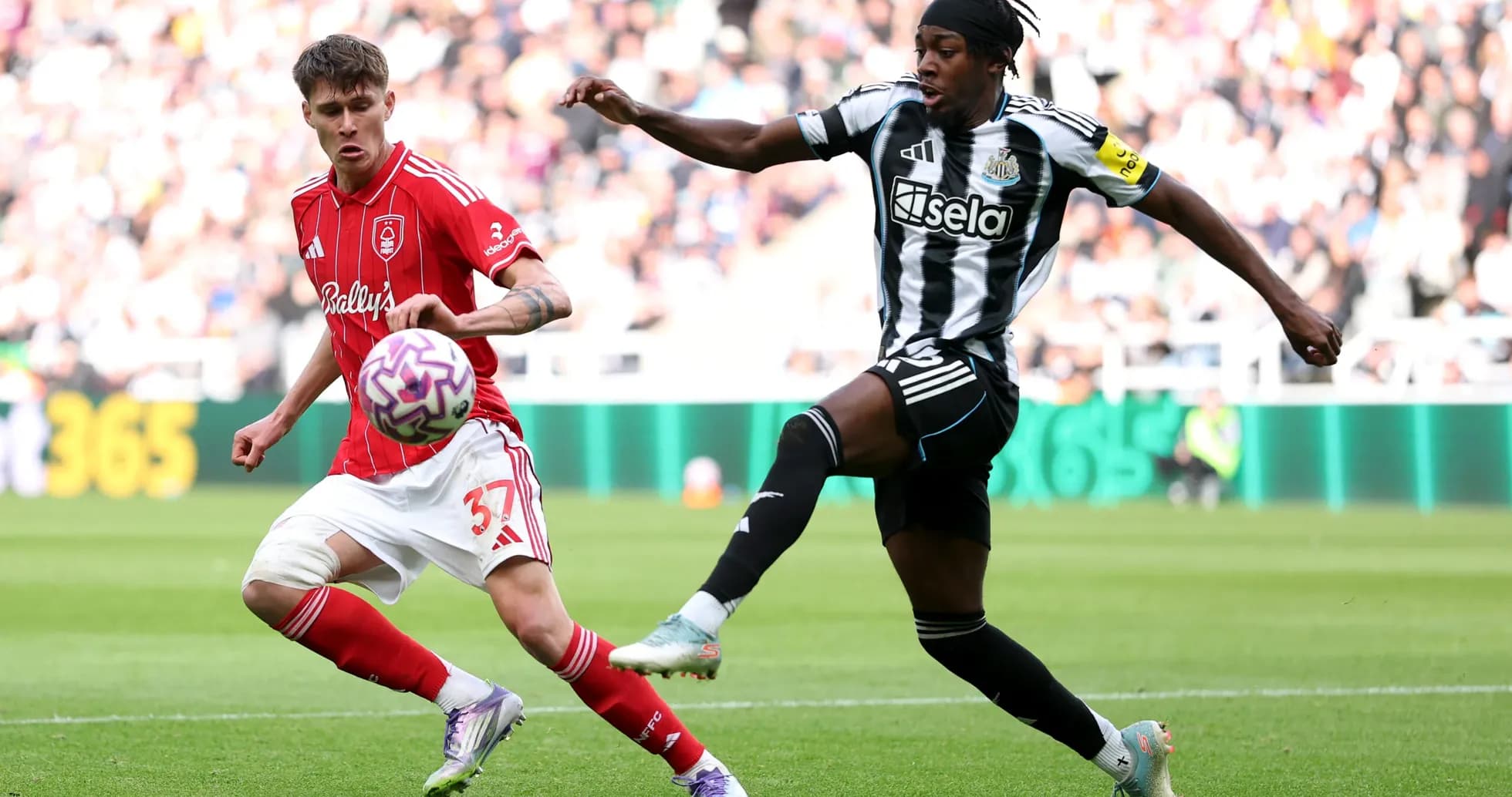 Игроки Nottingham Forest и Newcastle в борьбе за мяч