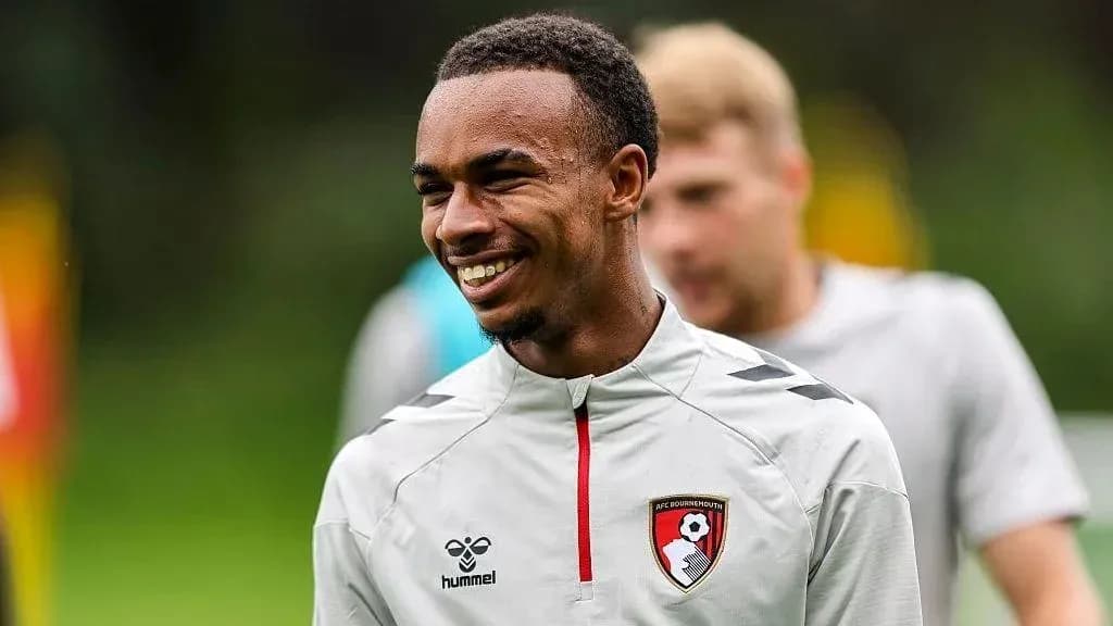 Игрок AFC Bournemouth на тренировке, улыбается