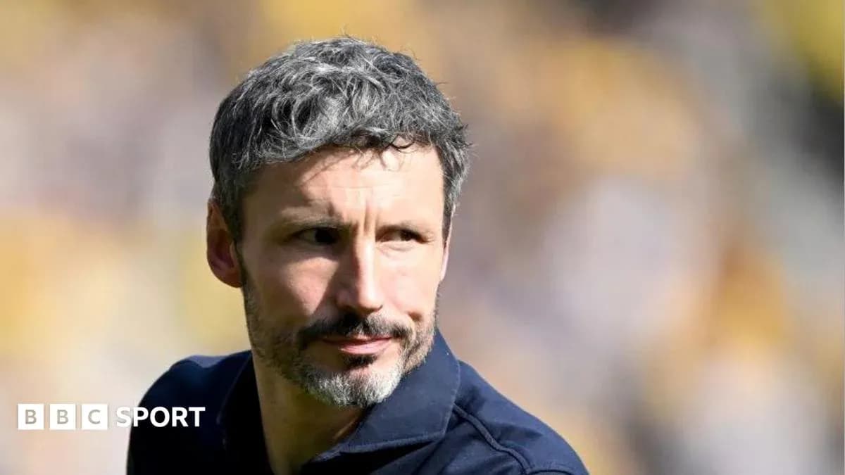 Тренер на стадионе перед матчем
