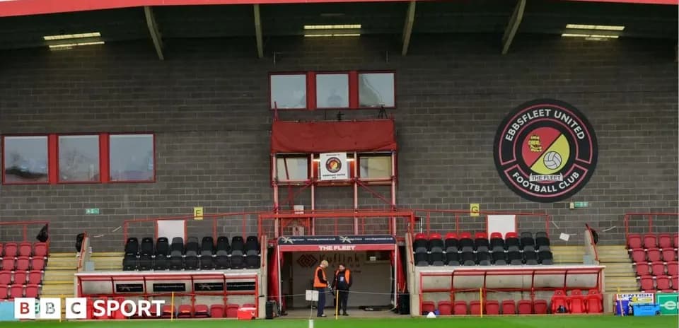 Стадион Ebbsfleet United с пустыми трибунами