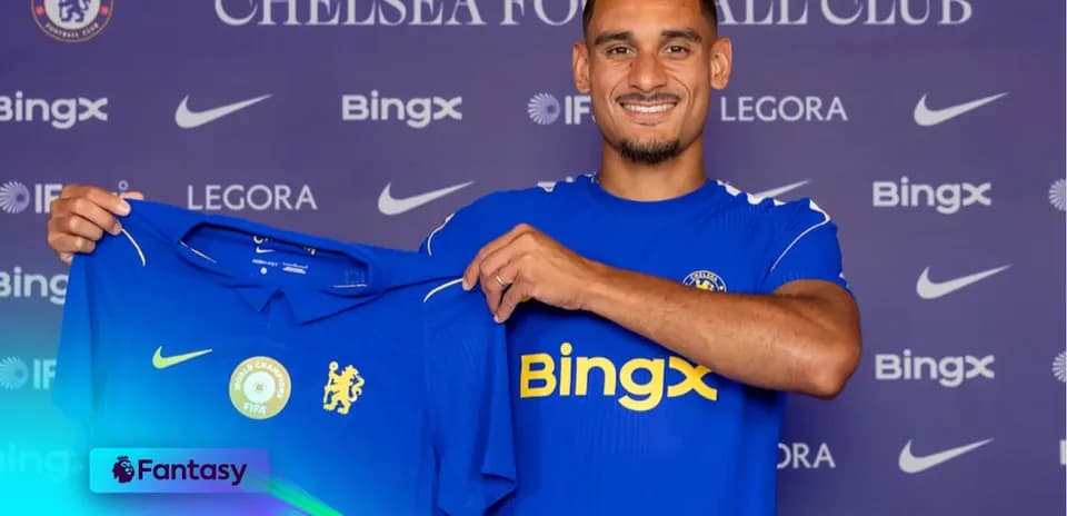 Игрок держит футболку Челси на презентации