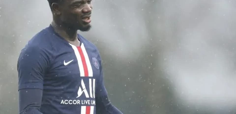 Игрок PSG на тренировке в дождливую погоду