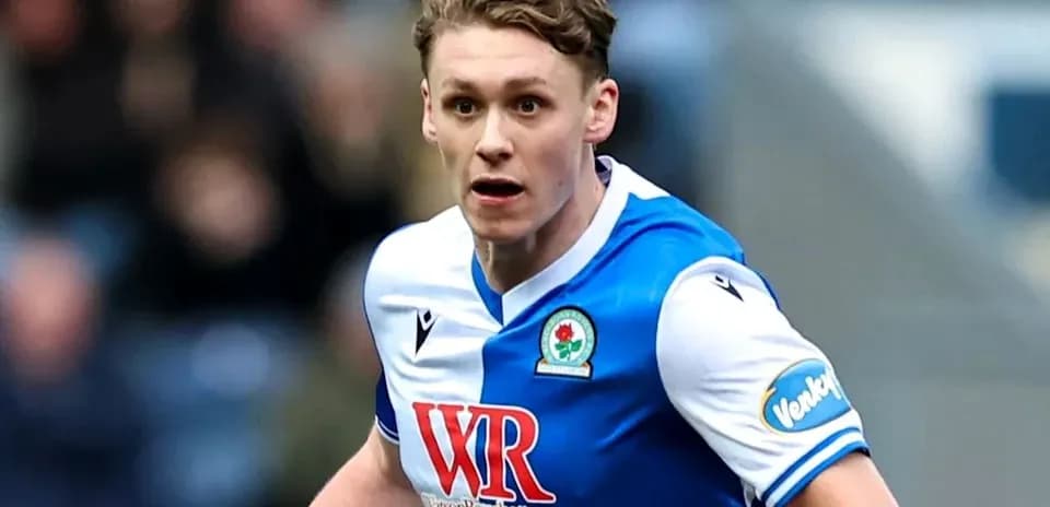 Игрок в форме Blackburn Rovers бежит по полю