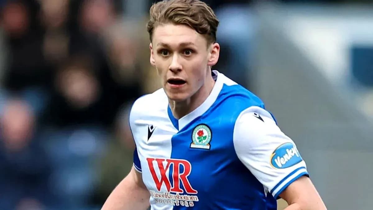 Игрок в форме Blackburn Rovers бежит по полю