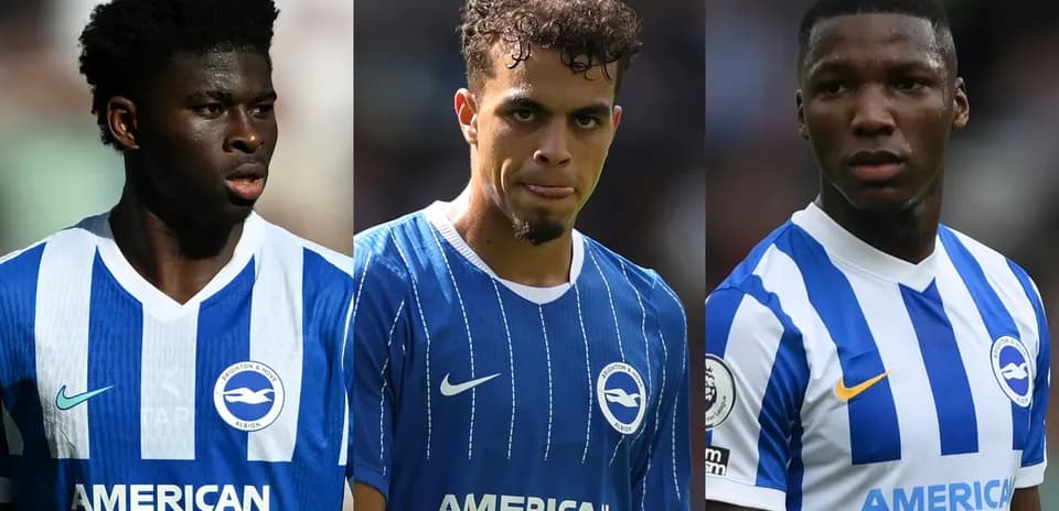 Трое игроков Brighton в синих футболках на поле
