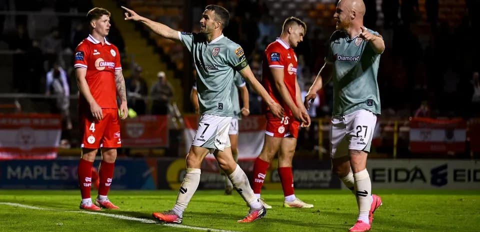 Игроки команды празднуют гол на поле стадиона