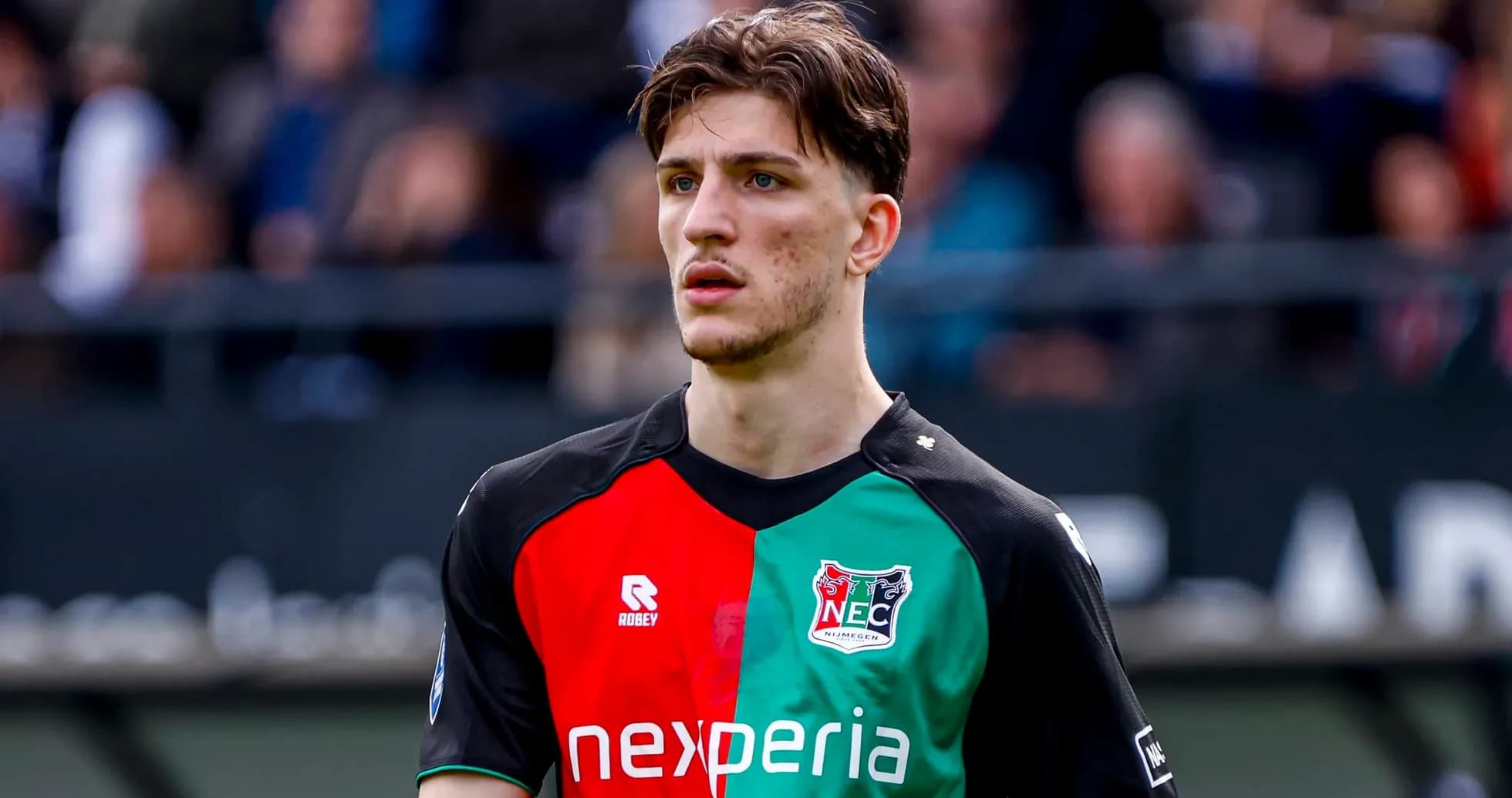 Игрок в форме NEC Nijmegen на поле