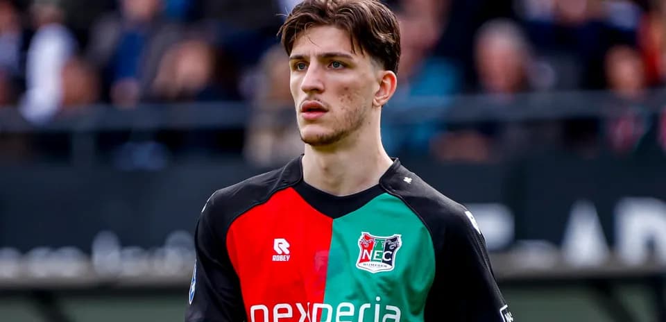 Игрок в форме NEC Nijmegen на поле