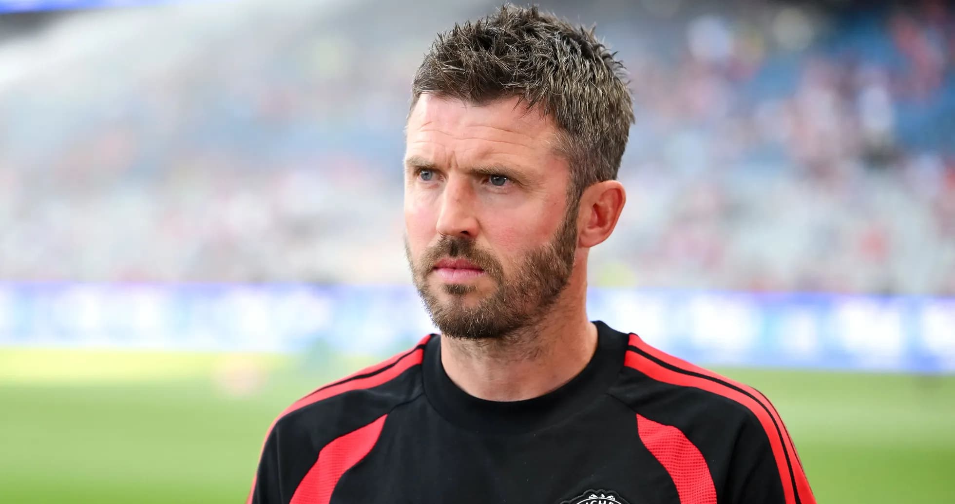 Тренер в форме Manchester United на стадионе