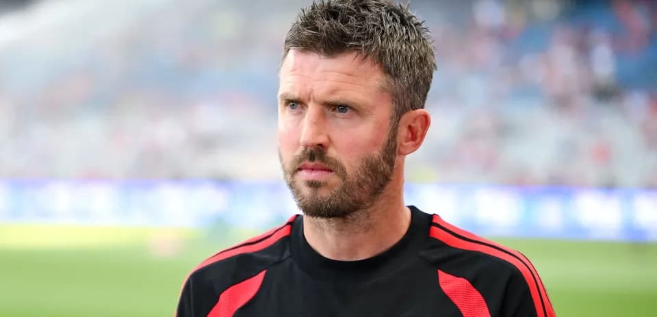 Тренер в форме Manchester United на стадионе