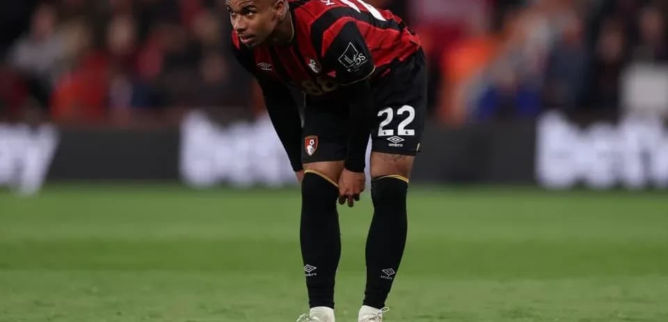 Игрок Bournemouth наклонился во время матча