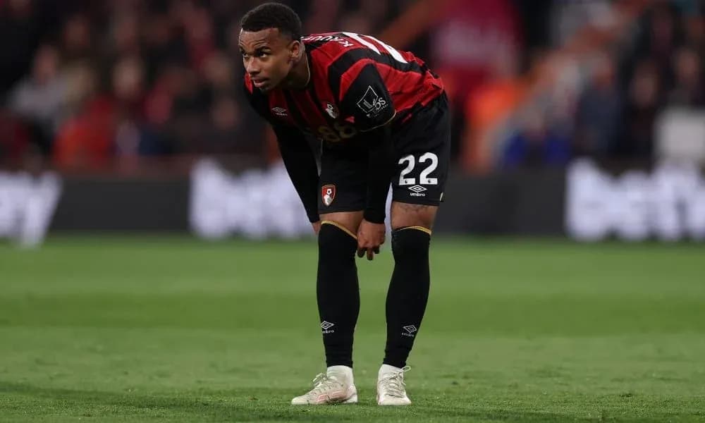 Игрок Bournemouth наклонился во время матча