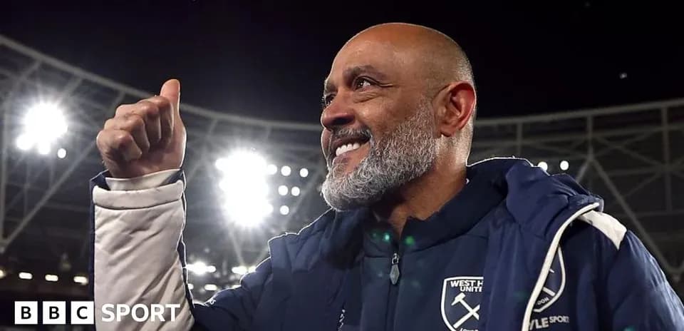 Тренер West Ham United показывает жест одобрения