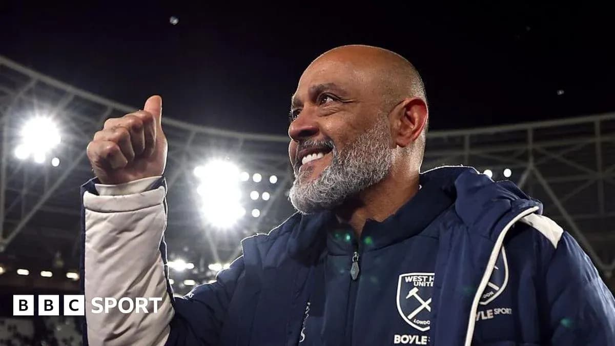 Тренер West Ham United показывает жест одобрения