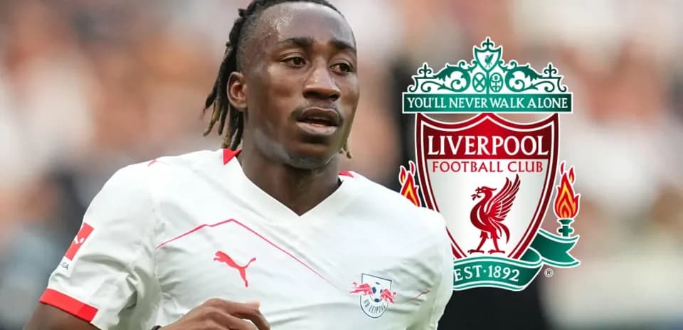 Игрок RB Leipzig на фоне логотипа Liverpool FC