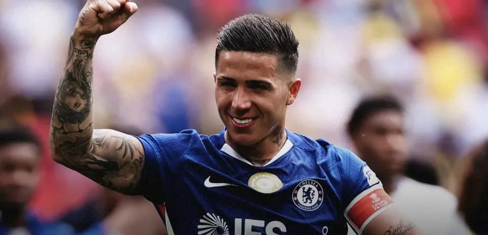 Игрок Chelsea празднует победу с поднятым кулаком