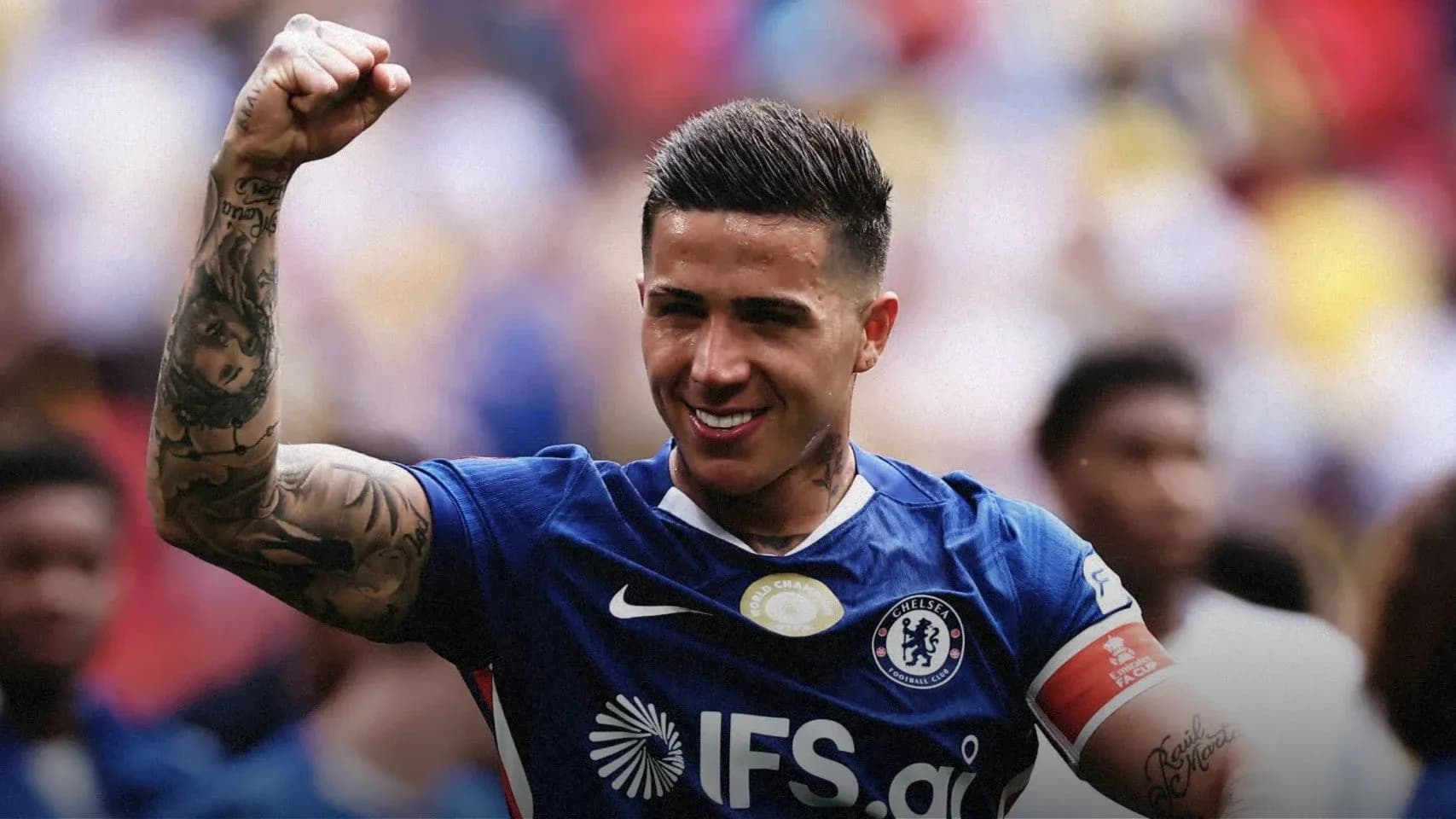 Игрок Chelsea празднует победу с поднятым кулаком