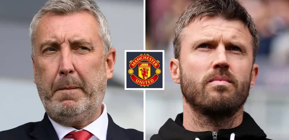 Тренеры команды Manchester United на фоне логотипа