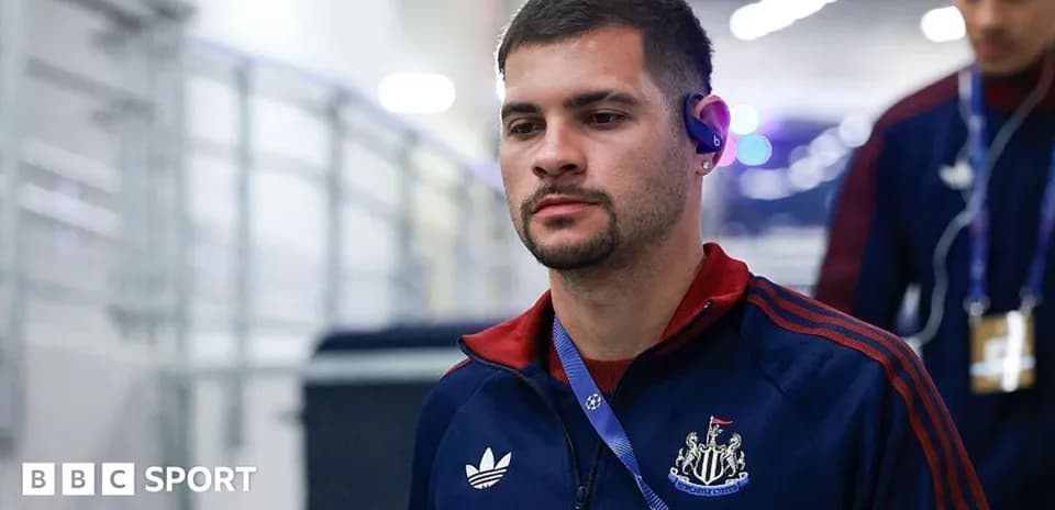 Игрок Newcastle United входит в стадион