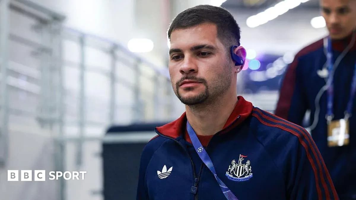 Игрок Newcastle United входит в стадион