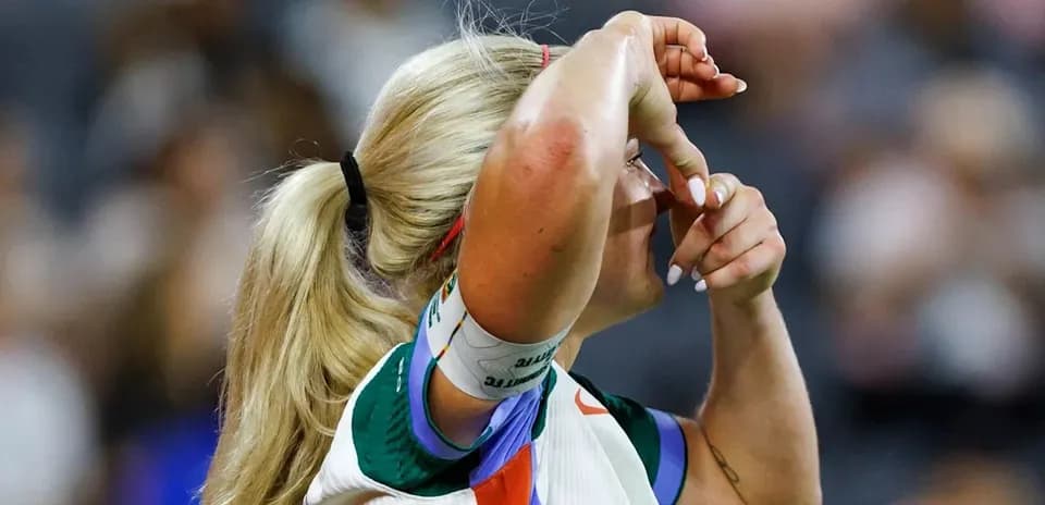 Спортсменка поправляет волосы во время матча