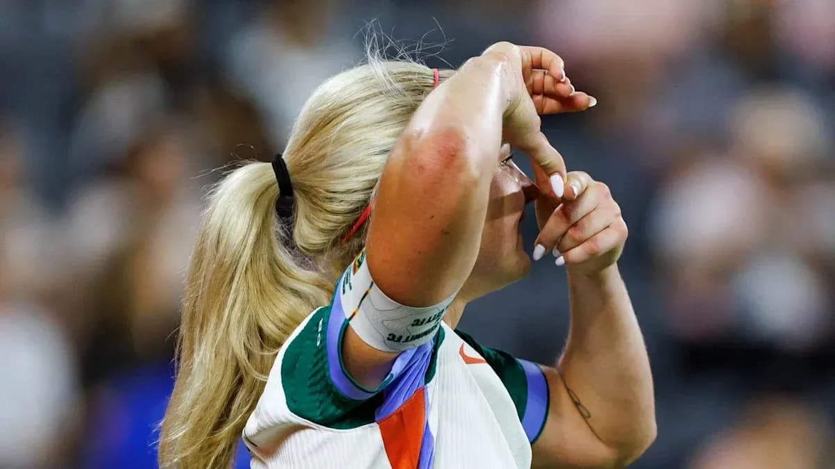 Спортсменка поправляет волосы во время матча