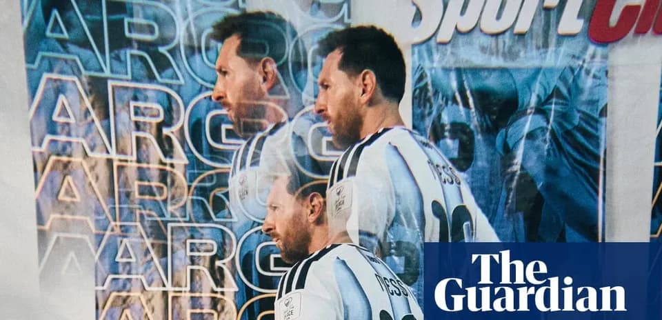 Игрок в форме Аргентины на фоне графики