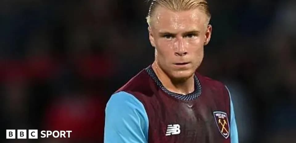 Игрок в форме West Ham United на поле