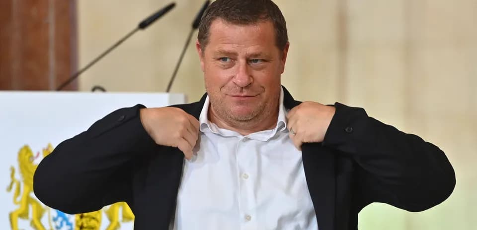 Человек поправляет пиджак на мероприятии