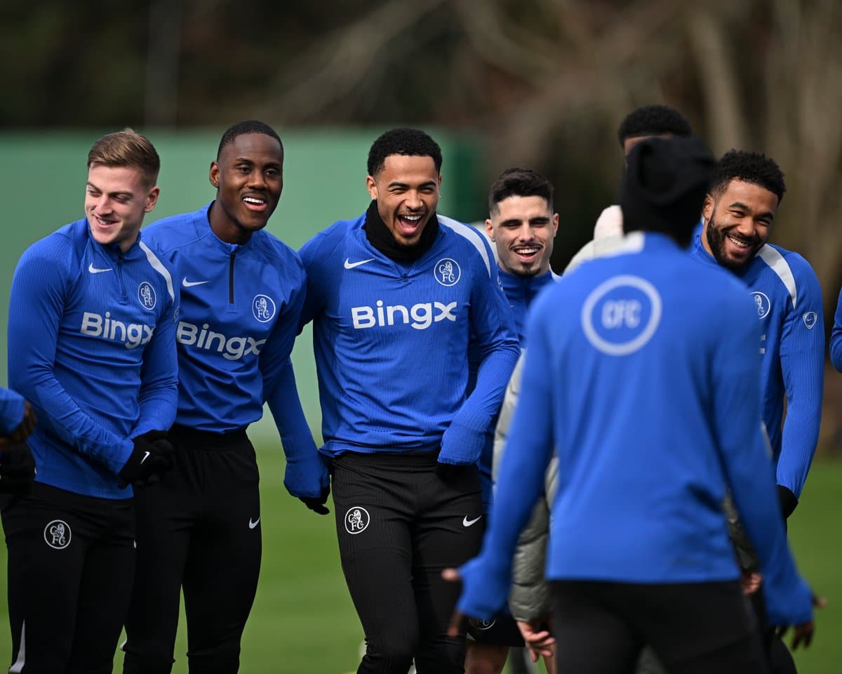 Игроки Chelsea FC смеются на тренировочном занятии