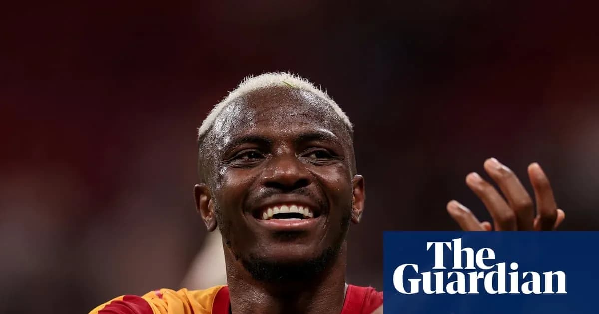 Игрок с короткими белыми волосами улыбается