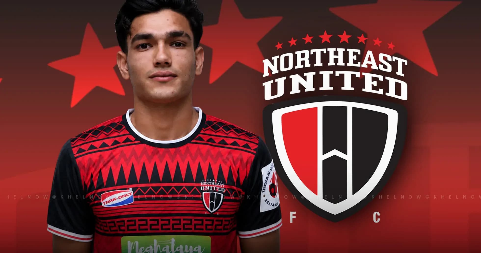 Игрок в форме Northeast United FC на фоне логотипа