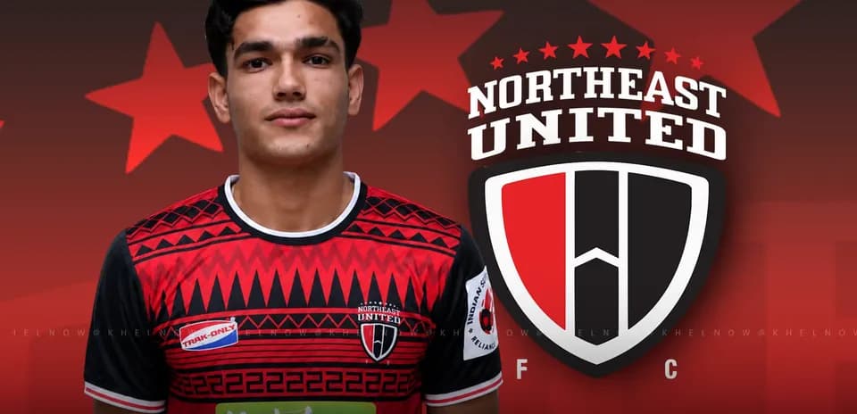 Игрок в форме Northeast United FC на фоне логотипа