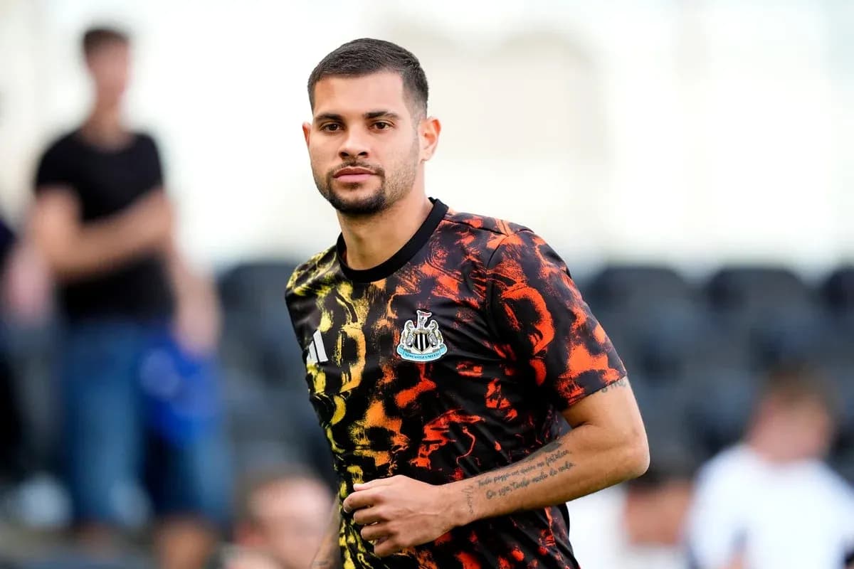 Игрок Newcastle в тренировочной форме на поле