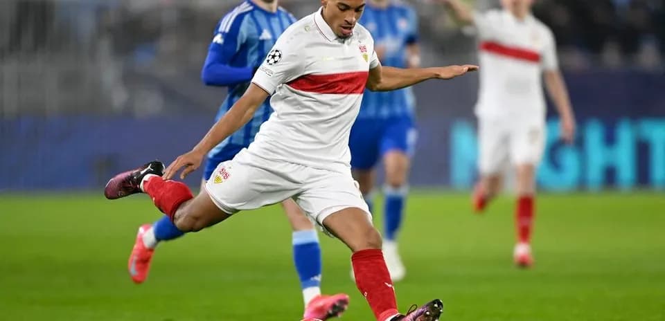 Игрок VfB Stuttgart в момент удара по мячу