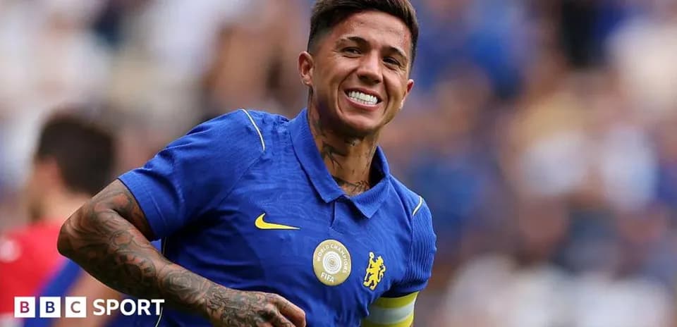 Игрок Chelsea в синей форме на поле