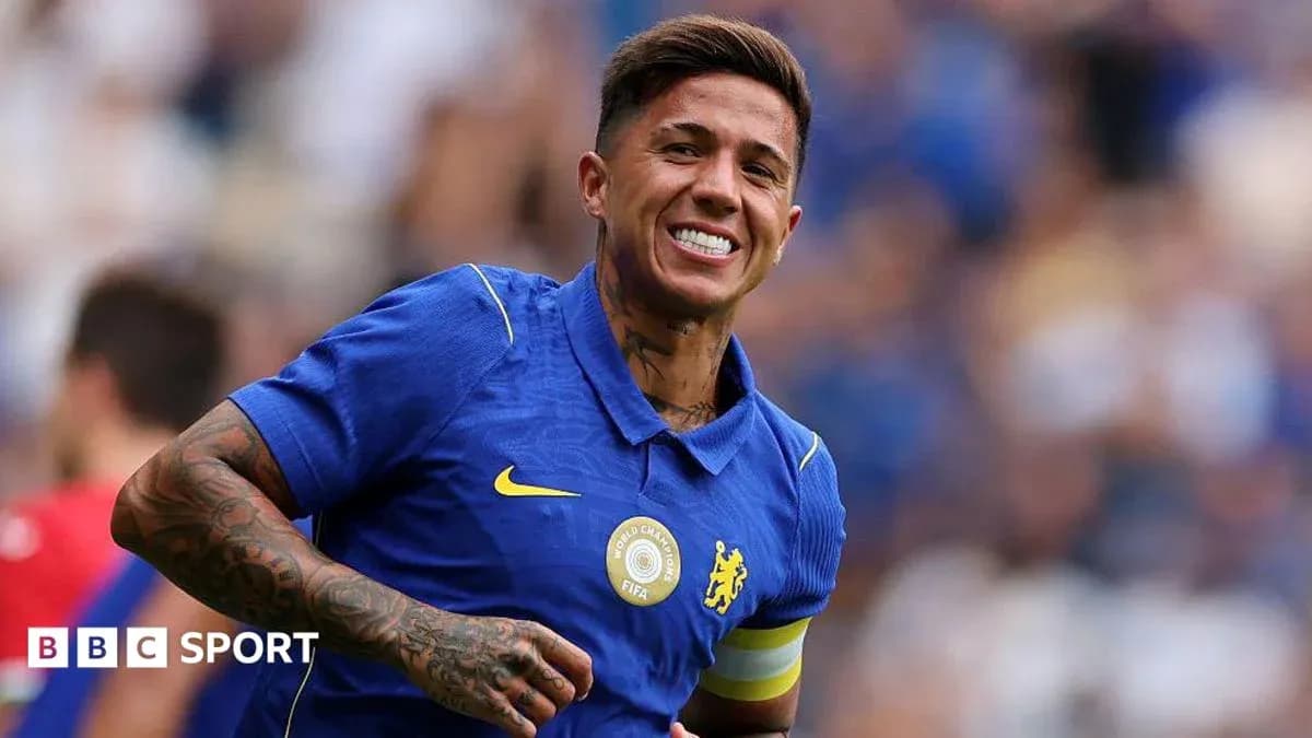 Игрок Chelsea в синей форме на поле