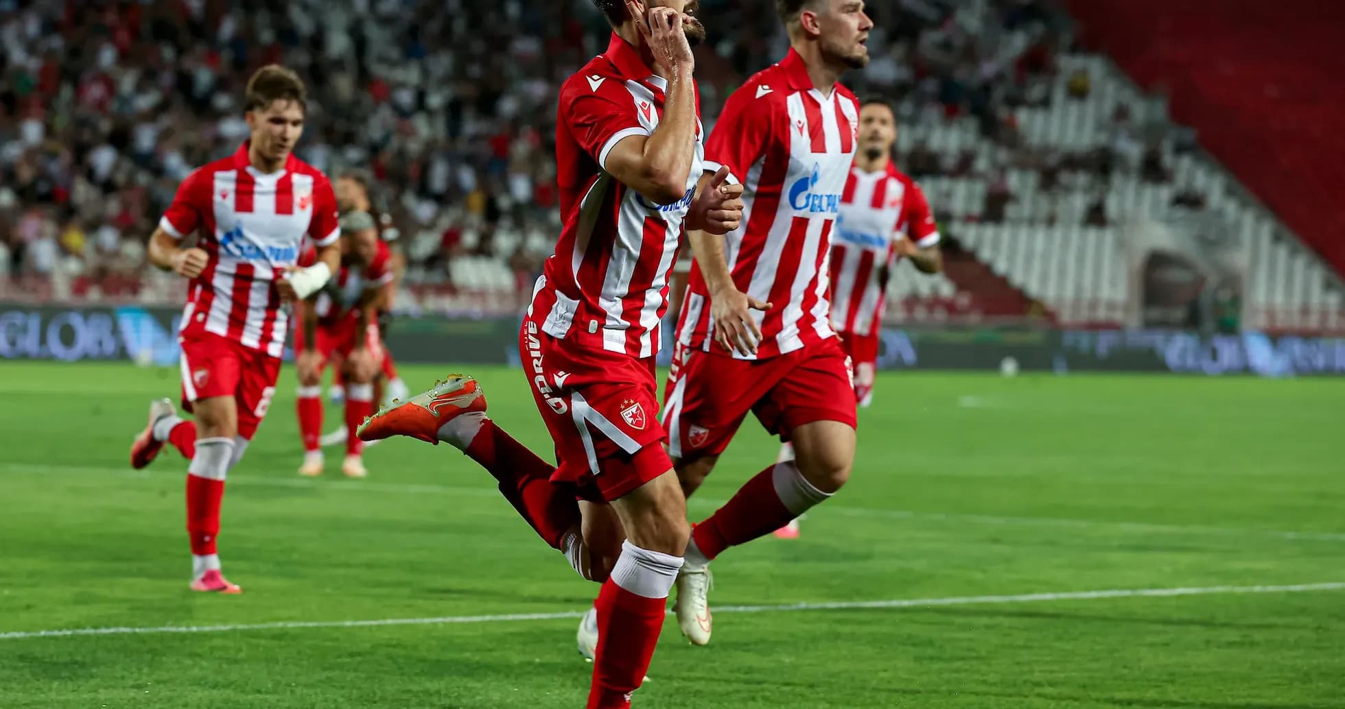 Игроки FK Crvena Zvezda празднуют гол
