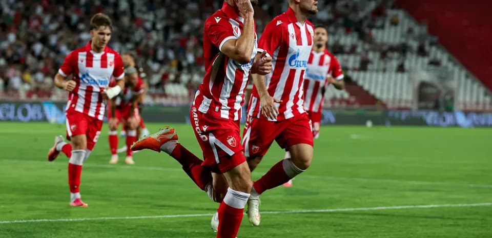 Игроки FK Crvena Zvezda празднуют гол