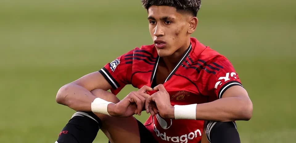 Игрок Manchester United сидит на поле после матча