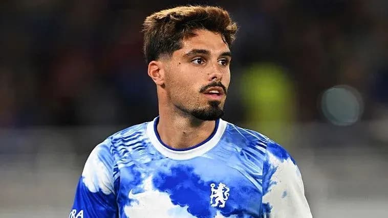 Игрок в синей форме Chelsea на поле