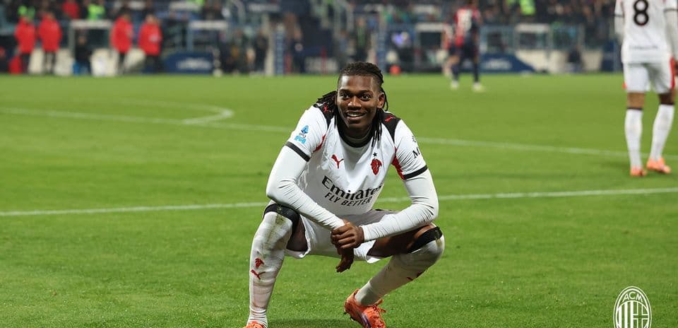 Игрок AC Milan празднует на поле