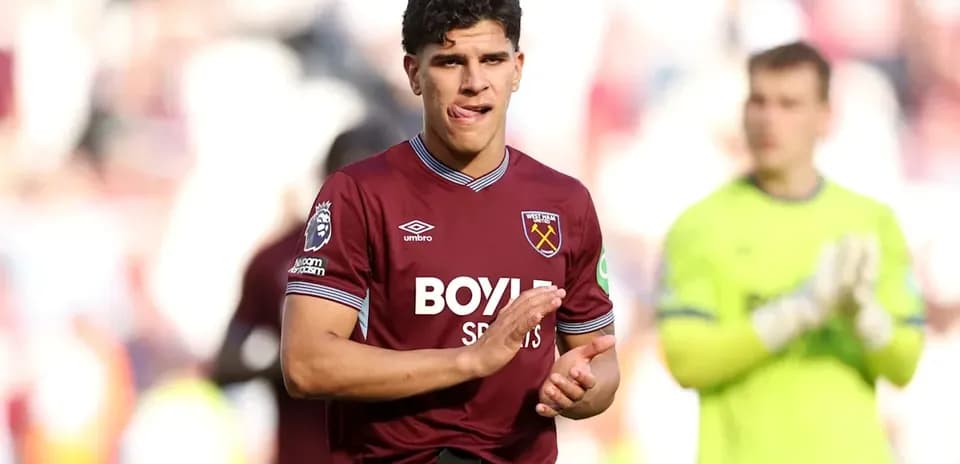 Игрок West Ham аплодирует после матча на стадионе