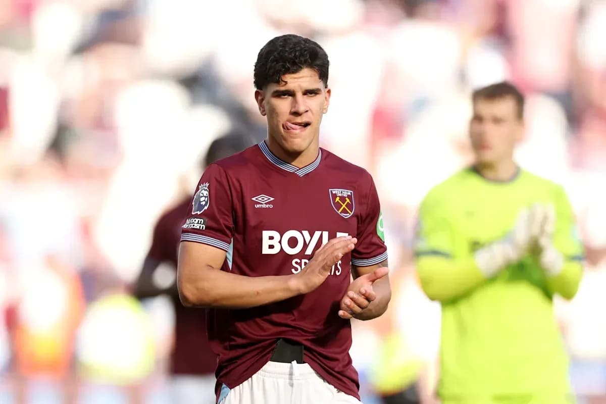 Игрок West Ham аплодирует после матча на стадионе