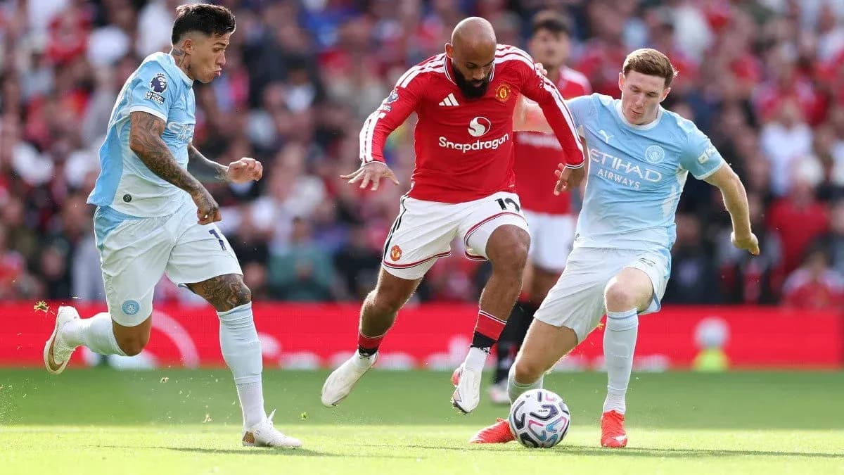 Игроки Manchester United и Manchester City борются за мяч