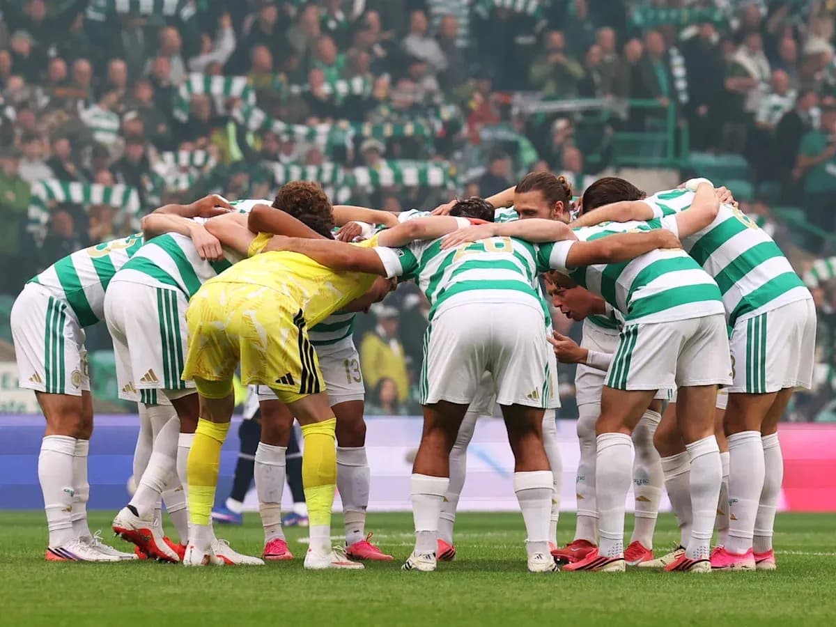 Команда Celtic в кругу перед матчем