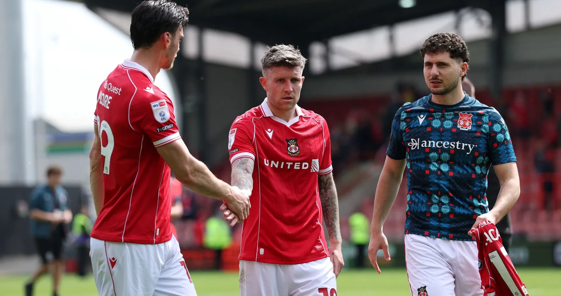 Игроки Wrexham United пожимают руки после матча