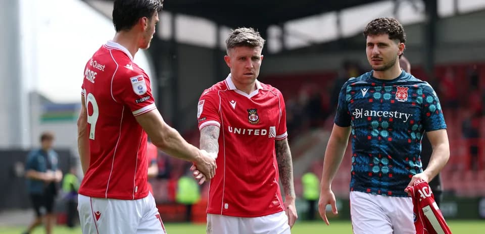 Игроки Wrexham United пожимают руки после матча
